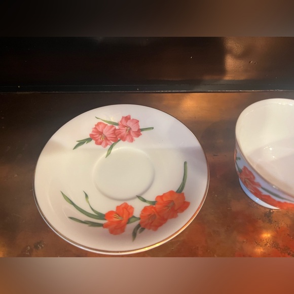 AUGUST Vintage AVON ‘Blossoms Of The Month’ August Gladiola 1991 Cup & Saucer - Picture 6 of 10